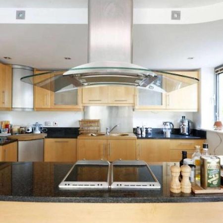 Peaceful Modern 2 Bedroom Flat With Water Views Londres Exterior foto