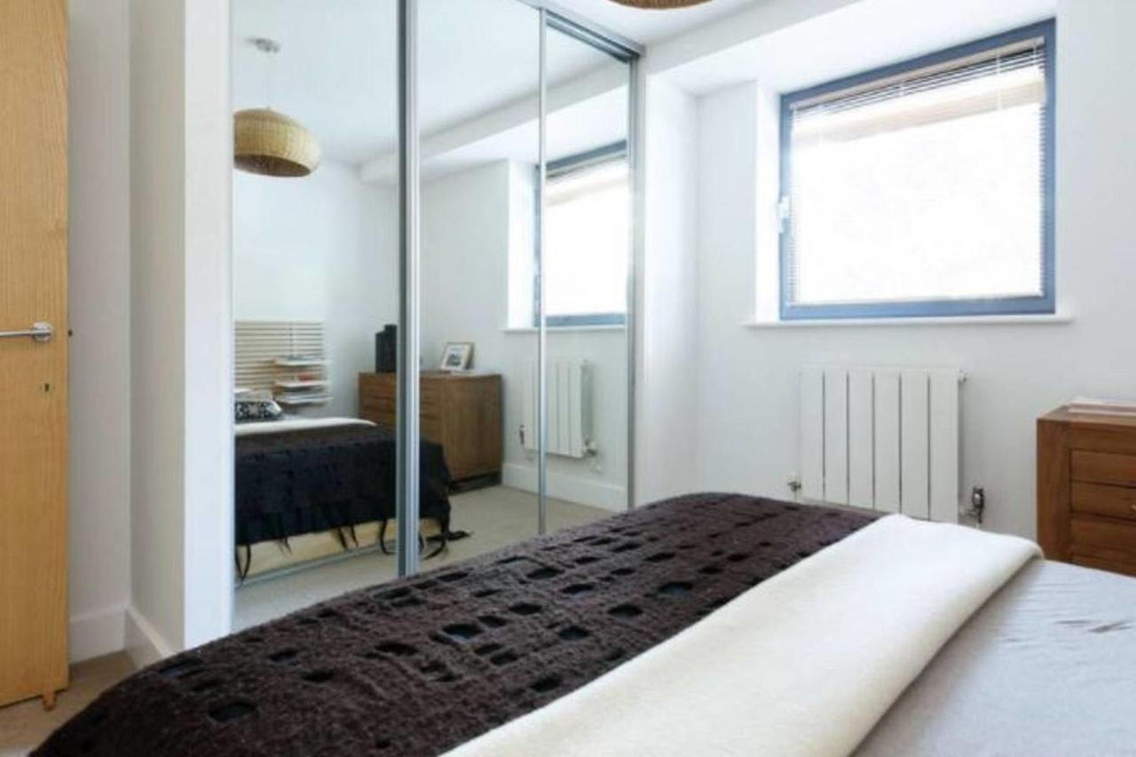 Peaceful Modern 2 Bedroom Flat With Water Views Londres Exterior foto