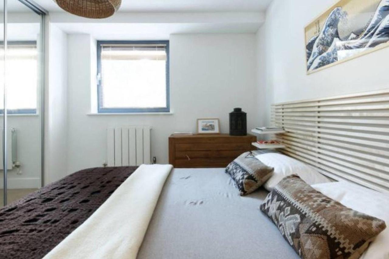 Peaceful Modern 2 Bedroom Flat With Water Views Londres Exterior foto